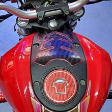 Pegatina protectora para el tanque de combustible de la motocicleta con patrón de espina de pescado, pegatina decorativa con forma de motocicleta, resistente al agua, de PVC suave y resistente a los arañazos, el mejor regalo para los entusiastas de las motocicletas, un regalo para el novio, el esposo, el hermano o el hermano menor