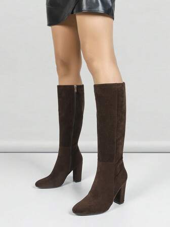 女士深棕色侧拉链粗跟过膝长靴，时尚尖头靴，舒适度高，秋冬季时尚女鞋，适合各种场合的时尚靴子，派对必备
