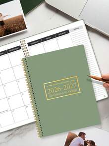 1本2026-2027年A4尺寸两年期月历，包含24个大月历概览和额外备注栏，非常适合用于日程安排、预约、会议记录，也是学校办公用品、教师节礼物或母亲节礼物的理想之选。 - 綠色 - 查看 2