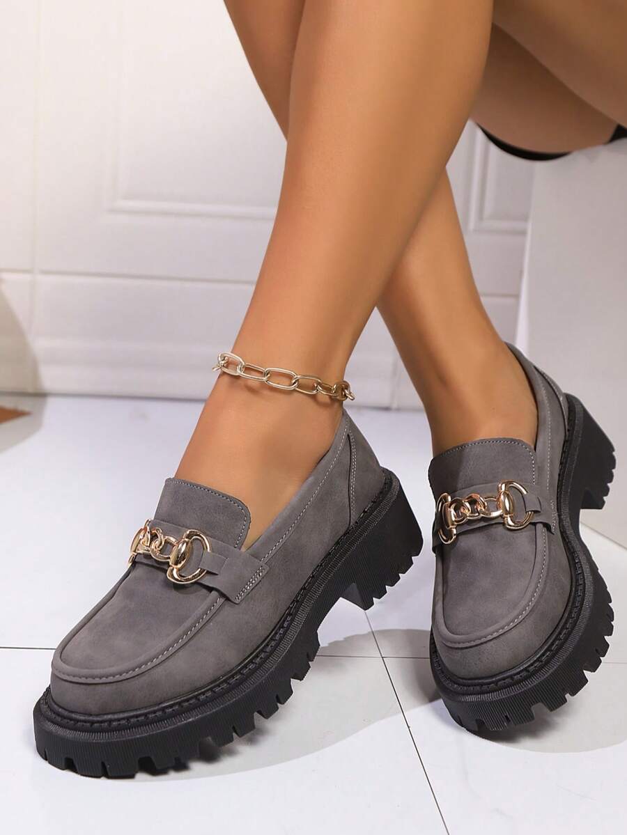 女士时尚圆头粗跟链条装饰高跟鞋，百搭实用，是春夏音乐节和派对的完美之选，黑色