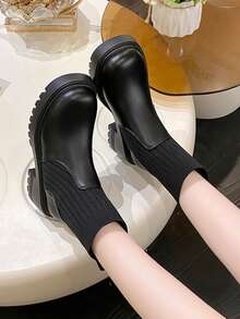 1双黑色加大码厚底防水方跟中筒针织皮革拼接时尚袜靴；新款加大码黑色布贴方跟厚底斜角中筒靴，四季皆宜，超大方跟时尚2025秋冬新款跨境热销中筒袜靴，短靴。尺码偏小，建议选购大一码。