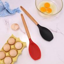 1pcs Non-Stick Pan Silicone Utensils - Wooden Handle Cooking Set (Spatula + Ladle, Heat-Resistant) Scratch-Proof Silicone Spatula Set - Soft Head For Non-Stick Pans, Wooden Heat-Resistant Handle Dishwasher-Silicone Cookware Set - Reinforced Core, Wooden Handle & Hanging Hole Design Everyday Cooking Silicone Set - Spatula For Stir-Frying, Ladle For Soups  Baking & Cooking Silicone Utensils - Flexible Spatula + Ladle Set (Heat-Resistant, Wooden Grip) - 隨機 - 查看 6