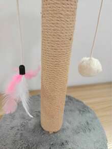 这款垂直猫抓柱采用耐用的剑麻绳制成，不易沾染碎屑，让猫咪可以尽情玩耍消磨时间。小型猫树适合公寓饲养，配有绒球和羽毛玩具，是送给小猫的绝佳礼物。