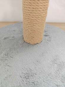 这款垂直猫抓柱采用耐用的剑麻绳制成，不易沾染碎屑，让猫咪可以尽情玩耍消磨时间。小型猫树适合公寓饲养，配有绒球和羽毛玩具，是送给小猫的绝佳礼物。