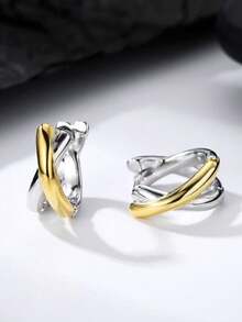 Ein Paar einfache und stilvolle zweifarbige Creolen, zarte Damen-Ohrringe geeignet für den täglichen Gebrauch, können als Geschenk an Freunde gegeben werden