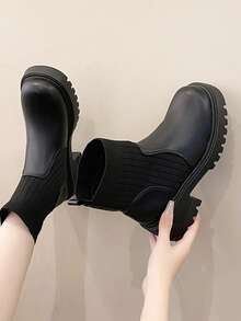 1双黑色加大码厚底防水方跟中筒针织皮革拼接时尚袜靴；新款加大码黑色布贴方跟厚底斜角中筒靴，四季皆宜，超大方跟时尚2025秋冬新款跨境热销中筒袜靴，短靴。尺码偏小，建议选购大一码。