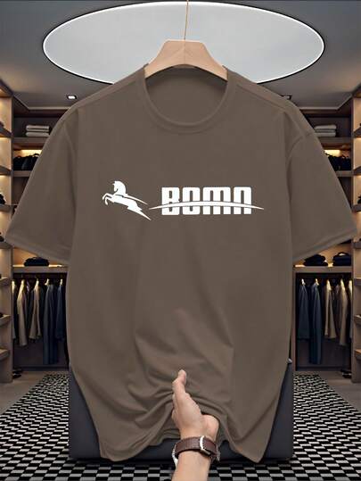 男士夏季新款运动休闲T恤——轻盈舒适，印有BOMA标志，图案为奔腾的奔驰骏马，适合外出、朋友聚会、户外旅行等各种场合。这款男士运动T恤也适合日常休闲穿着，以及运动健身活动。轻盈舒适的短袖设计，适合运动、徒步、钓鱼等多种场合。