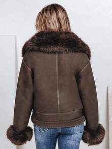 Giacca da donna in finta pelle di pecora sintetica con pelliccia sintetica sul cappuccio, calda giacca invernale, elegante giacca da motociclista, elegante giacca lunga fino ai fianchi con cerniera e tasche, elegante capospalla casual - Castano - Visualizzare 4