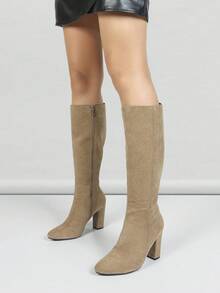 女士卡其色侧拉链粗跟过膝长靴，复古欧美风，耐穿时尚的尖头靴，适合秋冬季节，舒适有型，可搭配外套、裙子和派对服饰。 - 卡其色 - 查看 3