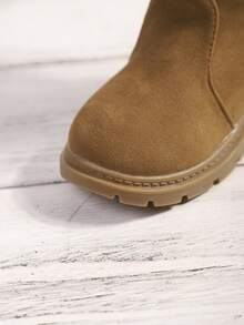 1 Pair Brown Suede Patchwork Letter Lining Warm Collar Children Mid-Calf Boots, Solid Color Durable Rubber Soft Sole One-Push Unisex Snow Boots For 3-15 Years Old Boys & Girls, Suitable For Outdoor Sports, Ice Skating, Indoor Wear, Festivals And Gatherings, Autumn/Winter 2025 New - Brown - View 9