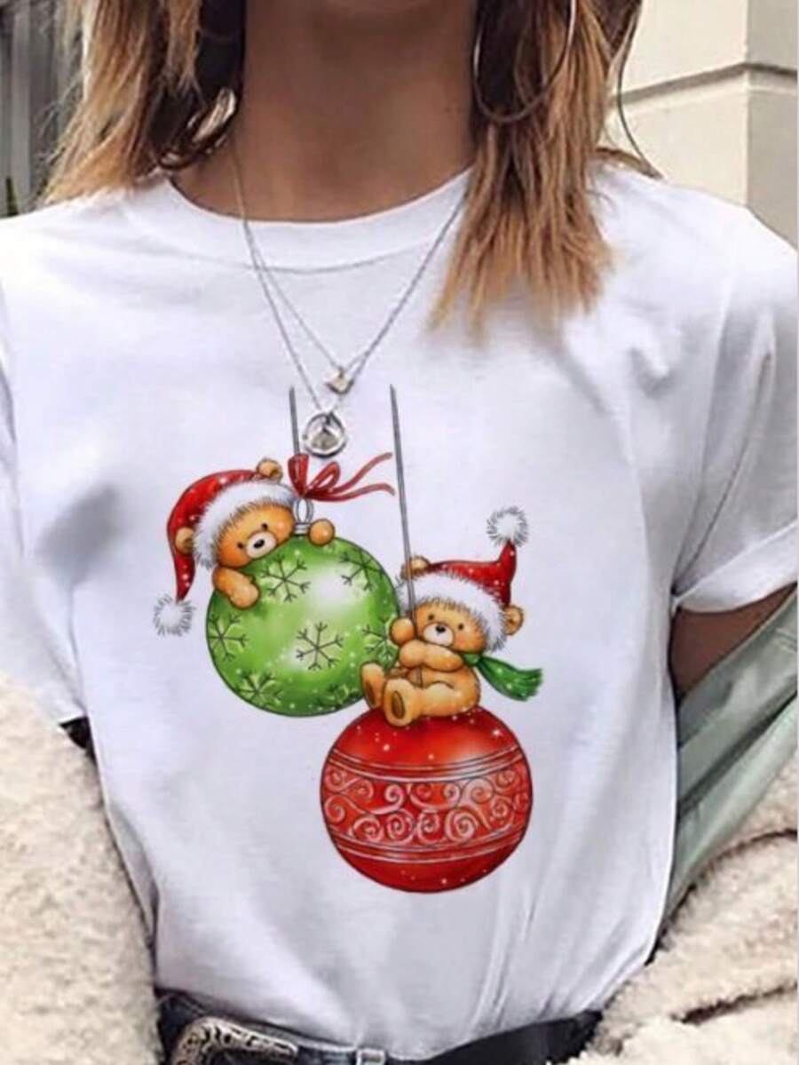 Playera Oversize Blanca para Mujer con Estampado Tierno y Colorido de Dos Ositos con Gorro Rojo Navideño Sentados en Esferas Decorativas Verdes y Rojas con Detalles Brillantes, Diseño Alegre y Moderno de Corte Amplio y Relajado, Disponible en Tallas M, L, XL y XXL, Elaborada en Algodón Suave para Ofrecer Frescura, Comodidad y Estilo Versátil en Cualquier Ocasión - Blanco - Ver 1