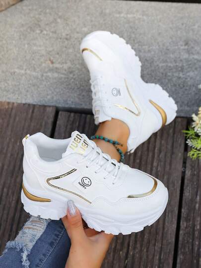 1双白色真皮女士休闲运动鞋，金色条纹，笑脸装饰，厚底厚底运动鞋，隐藏式坡跟鞋垫，适合日常、度假、约会等场合，闪亮简约经典款，鞋跟高7.5厘米（尺码偏小1码）