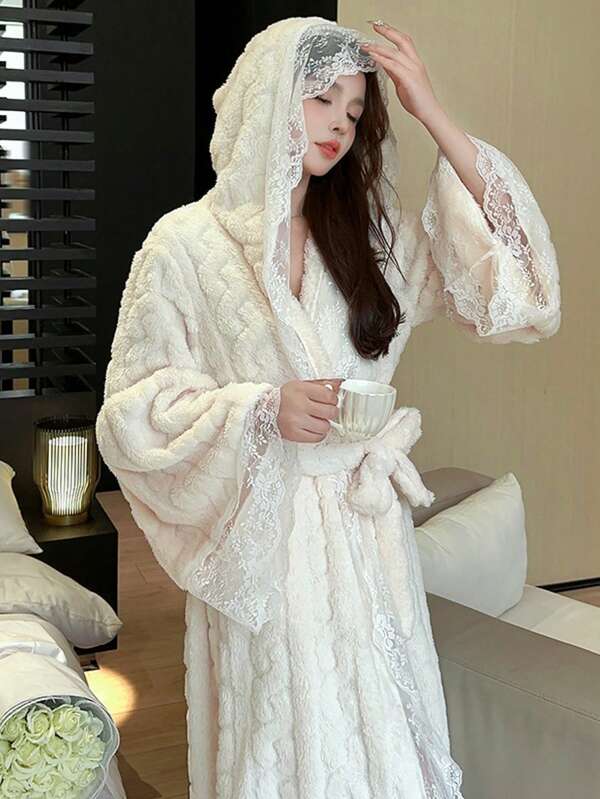 Bata con capucha de encaje forrada de felpa para mujer - Suave, cálida y con estilo para el baño y el descanso con cinturón, perfecta para otoño e invierno, ropa de estar en casa informal