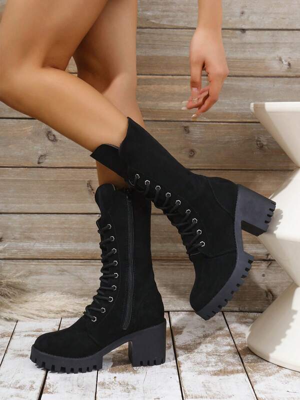 زوج من بوت الكاحل المتوسطة ذات الكعب السميك الدافئة والمريحة بطراز غربي عصري قابلة للتعديل للنساء للارتداء في الخارج