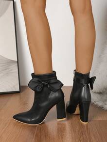 بوت الكاحل للنساء ذات الكعب السميك والأنيق مع زخرفة الفيونكة والأصابع المدببة، مصممة بسحاب جانبي مريح ومبطن بالحرارة، أنيقة وأنثوية مناسبة للتنقل والمواعدة والحفلات والارتداء اليومي، مثالية للخريف والشتاء