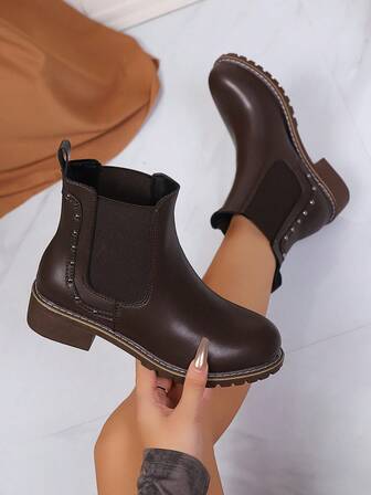 2025 Nuovi stivali Chelsea da donna per autunno/inverno, stile britannico piatto con rivetti, chiusura lampo laterale, stivali corti a punta, stivali tubolari fumé, stivali stringati alla moda, stivali alla caviglia con punta tonda e suola spessa