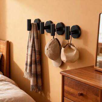 这款双色黑银冲孔式安装衣钩，方便轻松安装在墙上，实现收纳整理。其承重设计坚固耐用，适用于浴室、卧室和玄关等场所。结实的金属衣架，兼具现代简约美学，用途广泛，可用于悬挂外套、帽子、包包、毛巾、钥匙等。是春季家居焕新的理想之选，也是高效的家居收纳方案，可最大限度地利用小空间，打造协调统一的玄关装饰。