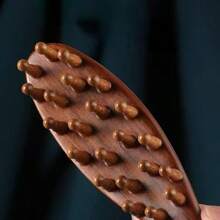 1 pieza de sándalo natural, peine de 22 dientes, mango con diseño de dientes entrelazados, adecuado para masajear el cuero cabelludo, el cabello, la cara, los ojos, los brazos y el cuello; una herramienta doméstica para el masaje de acupresión de todo el Body y el cuero cabelludo, antiestático, peine con espaciado amplio entre los dientes