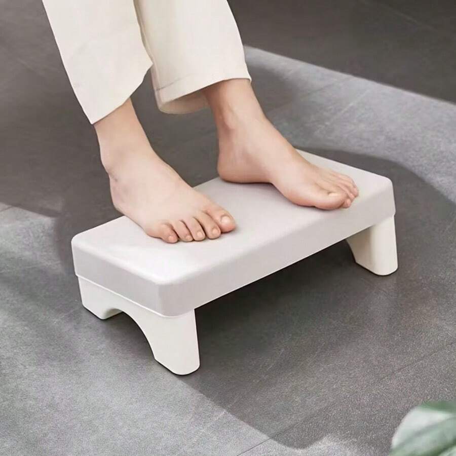 A Creative New Office Desk Accessory: A Leg Rest Bench Made Of PP Material. Designed With Ergonomic Principles For Comfortable Use While Working. Suitable For Various Settings Such As Offices, Sofas, And Study Rooms
