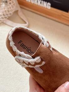 Ein Paar Mädchen-Stil gewebte dekorative Wildleder-Schuhe mit Schnallen, Niedriger Schaft, flach und im Retro-Stil, geeignet für den täglichen Gebrauch und leichte gesellige Anlässe