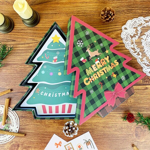 2 Einheiten Weihnachtskapazität Starker festlicher Sinn Papier Weihnachtsbaum-förmige Geschenkbox Set (Keine kostenlosen Geschenke), Weihnachtsstil grün-rosa karierter Weihnachtsbaum etc. Gestaltetes Weihnachtsbaum-förmiges Geschenkbox Set mit Klappendeckel zum Aufbewahren von Weihnachtsgeschenken und kleinen Artikeln, geeignet für Weihnachten, weihnachtsthematische Aktivitäten