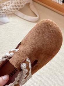 Ein Paar Mädchen-Stil gewebte dekorative Wildleder-Schuhe mit Schnallen, Niedriger Schaft, flach und im Retro-Stil, geeignet für den täglichen Gebrauch und leichte gesellige Anlässe