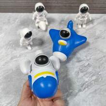 سيارة لعبة ضغط بموضوع الفضاء للأولاد، تتضمن صاروخ، مركبة فضائية + 3 رواد فضاء. مناسبة كهدية عيد ميلاد للأطفال