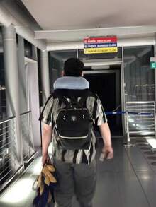 Cuscino a forma di U portatile con grande capacità, borsa a tracolla, utilizzabile in più scenari, borsa per il trasporto dei bagagli, per il riposo durante i viaggi, può essere utilizzata come borsa a tracolla/a spalla o fissata alla valigia, pieghevole con cerniera, cuscino a forma di U salvaspazio - Multicolore - Visualizzare 7