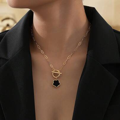 قلادة معلق على شكل زهرة البرسيم المعدنية الكلاسيكية السوداء بالطراز الأوروبي والأمريكي الأنيق والمتعدد الاستخدامات، مناسبة للارتداء اليومي قطعة واحدة