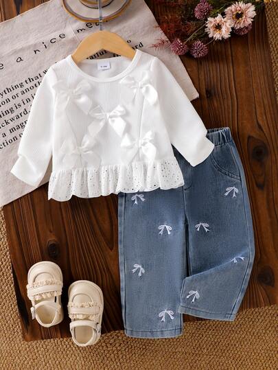 Komplet 2 szt. dla dziewczynki, miękki, swobodny, biały top z długim rękawem, zdobiony wieloma kokardkami 3D i koronkowymi wykończeniami, a także spodnie jeansowe z haftowanymi motylami i elastyczną talią
