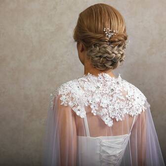 1 件欧美风格刺绣贴花新娘薄纱披肩，带 3D 花卉蕾丝、水晶装饰、拖尾斗篷，情人节礼物