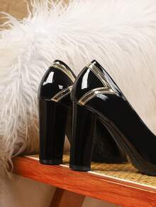 Talons hauts sexy et confortables à bout pointu, talon épais, en patchwork noir. Convient pour les occasions formelles, les fêtes, le travail, les mariages