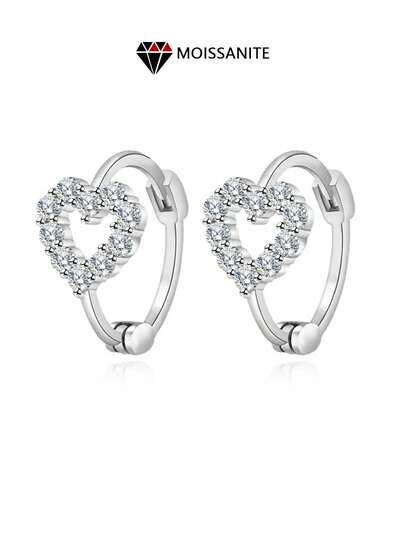 LOVESSOM زوج من أقراط القلب المصنوعة بالكامل من الموسانيت الفضي عيار 925 أنيقة وأنيقة وعاطفية وجميلة وبسيطة ومتعددة الاستخدامات، هدايا مثالية للرجال والنساء في مناسبات الخريف والشتاء. أقراط عالية الجودة مناسبة للمواعيد اليومية وحضور الرقصات والحفلات والأعراس وعيد الميلاد وعيد الشكر وعيد الحب وبداية العام الدراسي وموسم الزفاف والأعياد الميلادية والذكرى السنوية ورأس السنة.