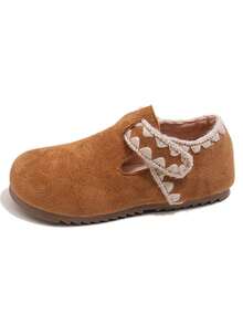 Ein Paar Mädchen-Stil gewebte dekorative Wildleder-Schuhe mit Schnallen, Niedriger Schaft, flach und im Retro-Stil, geeignet für den täglichen Gebrauch und leichte gesellige Anlässe