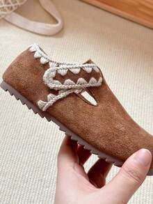 Ein Paar Mädchen-Stil gewebte dekorative Wildleder-Schuhe mit Schnallen, Niedriger Schaft, flach und im Retro-Stil, geeignet für den täglichen Gebrauch und leichte gesellige Anlässe