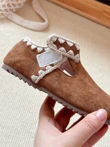 Ein Paar Mädchen-Stil gewebte dekorative Wildleder-Schuhe mit Schnallen, Niedriger Schaft, flach und im Retro-Stil, geeignet für den täglichen Gebrauch und leichte gesellige Anlässe