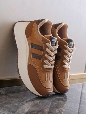 Zapatillas casuales blancas para mujer, nuevas para primavera, verano y otoño de 2025. Estilo versátil y de vacaciones con suela gruesa, adecuadas para uso al aire libre, senderismo y skateboard. Antideslizantes y planas. (Ligera diferencia de color, letras aleatorias) El tamaño es pequeño, se recomienda pedir una talla talla grande grande para mayor comodidad.