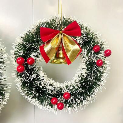 2 klasyczne świąteczne wianki z ciemnozielonymi i białymi wykończeniami, dzwoneczkami, czerwonymi jagodami i kokardą – plastikowa dekoracja ścienna