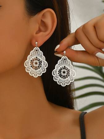 Boucles d'oreilles florales ajourées vintage avec des accents de cristal, mettant en scène une collision de styles rétro et modernes, convenant pour le port quotidien, les fêtes et autres occasions