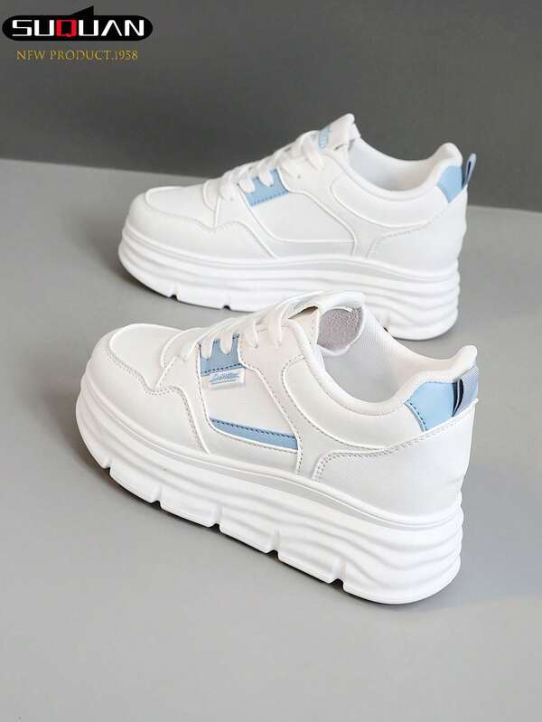 زوج من الحذاء الرياضي الأبيض الخفيف والعصري متعدد الاستخدامات للنساء، أحذية منصة ذات كعب سميك مناسبة لجميع المواسم