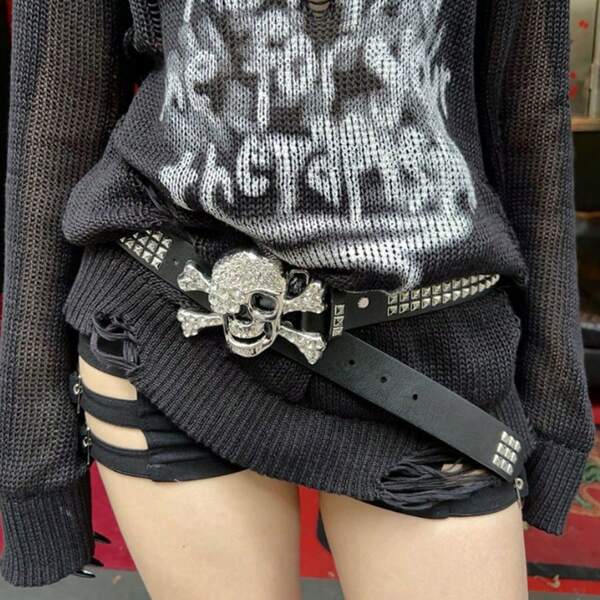 Ein Y2K-Stil Totenkopf Gürtel, Punk-Stil Nieten, quadratische Perlennieten, pyramidenförmig eingelegte Damen Gürtel, Straßen-Personalisierung, geeignet für alle Jahreszeiten