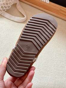 Ein Paar Mädchen-Stil gewebte dekorative Wildleder-Schuhe mit Schnallen, Niedriger Schaft, flach und im Retro-Stil, geeignet für den täglichen Gebrauch und leichte gesellige Anlässe