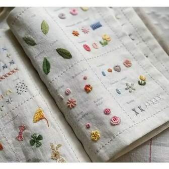 1 件多用途刺绣针法指南，包括 10 个分步课程和 10 个综合图案 - 清晰的说明、编号针法、标记图表，适合初学者 - 兼容织物/纺织品（象牙色帆布） - 十字绣、针绣、挂毯手工书 - 花卉和浪漫设计，带有颜色编码指南和标记部分 - 非常适合初学者、DIY 刺绣套件、带织物的刺绣针法书、带图案的小绣花织物