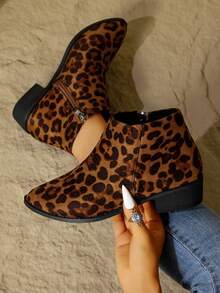 女士时尚踝靴和切尔西靴