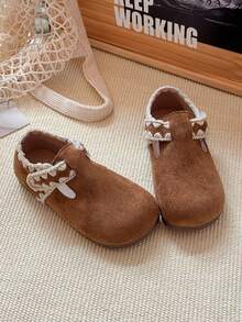 Ein Paar Mädchen-Stil gewebte dekorative Wildleder-Schuhe mit Schnallen, Niedriger Schaft, flach und im Retro-Stil, geeignet für den täglichen Gebrauch und leichte gesellige Anlässe