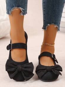 Breezelady American Women Love These Black Mary Jane Flats With Bows. Made Of Soft Suede, They Feature A Sweet Bow And Easy-To-Put-On, Adjustable Buckle Closure. These Flats Are Incredibly Comfortable To Walk In, Perfect For School, Shopping, Or Dates. They're Perfect For Students And New Professionals Looking For A Sweet Look. Wear Them For Everyday Outings And Casual Occasions For A Girly Vibe! - màu đen - Xem 7