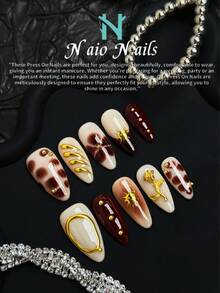 NAIO 这款10片装的Y2K复古风手工杏仁形美甲贴纸，采用裸色和酒红色法式甲尖设计，并饰以金色不对称金属液体图案。此外，还点缀有3D合金玫瑰和金色珠子。这款美甲贴纸非常适合女性和女孩日常使用，也适用于派对、庆典和其他场合。随附的工具包使其成为送给女性和女孩的绝佳礼物。 - 彩色 - 查看 2