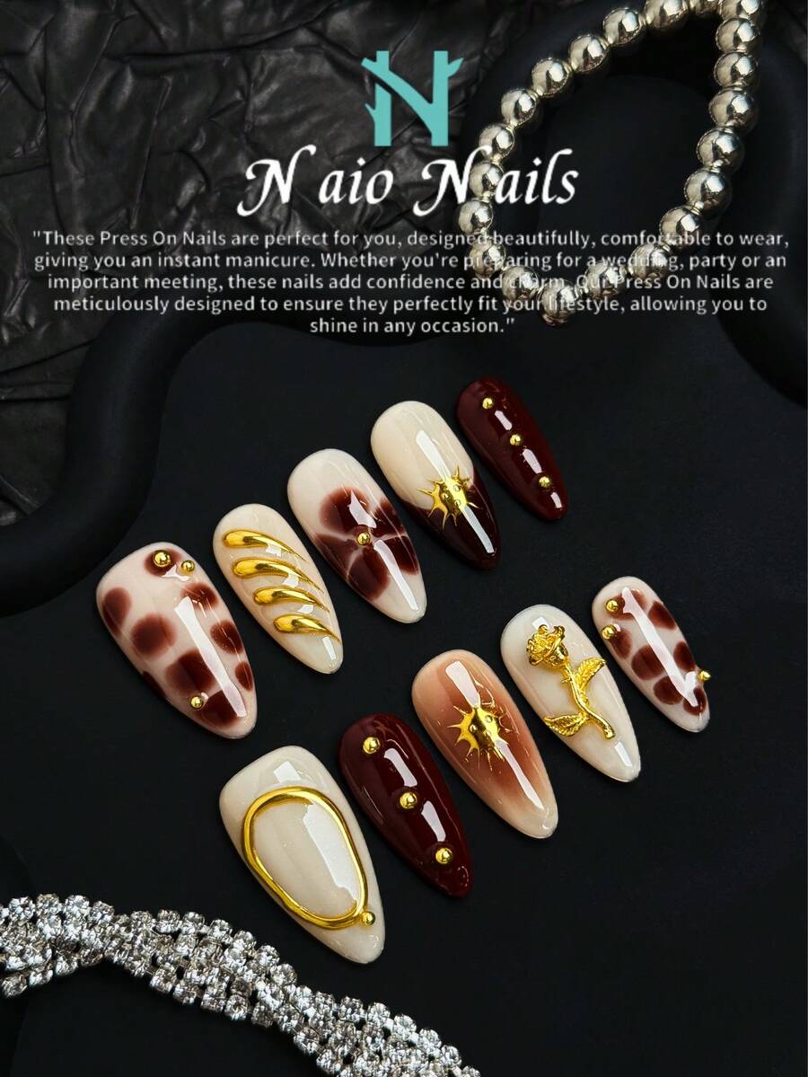 NAIO 这款10片装的Y2K复古风手工杏仁形美甲贴纸，采用裸色和酒红色法式甲尖设计，并饰以金色不对称金属液体图案。此外，还点缀有3D合金玫瑰和金色珠子。这款美甲贴纸非常适合女性和女孩日常使用，也适用于派对、庆典和其他场合。随附的工具包使其成为送给女性和女孩的绝佳礼物。