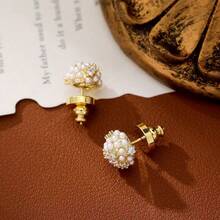 2 cercei stud cu perle florale de lux, ideali pentru purtarea zilnică a femeilor