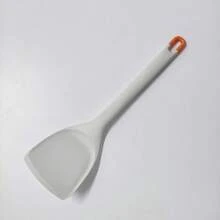 Zestaw 11 silikonowych przyborów kuchennych | Odporne na temperaturę do 230°C, antypoślizgowe | Nadaje się do patelni z powłoką nieprzywierającą | Zawiera wiaderko do przechowywania | W zestawie szpatułka, łyżka i pędzelek | Można myć w zmywarce | Niezbędnik w kuchni w stylu nordyckim